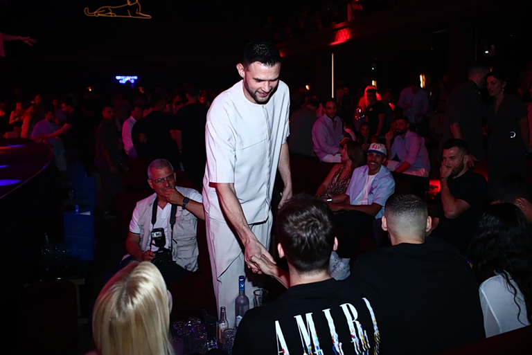 Ολυμπιακός: Το «γλέντι» των «ερυθρόλευκων» για την κατάκτηση του ελληνικού πρωταθλήματος (pics)