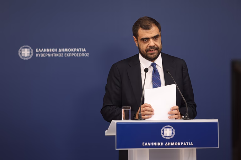 Επαναφέρει τη «θεωρία των δύο άκρων» ο Π. Μαρινάκης, εργαλειοποιώντας την τραγωδία στην Θεσσαλονίκη