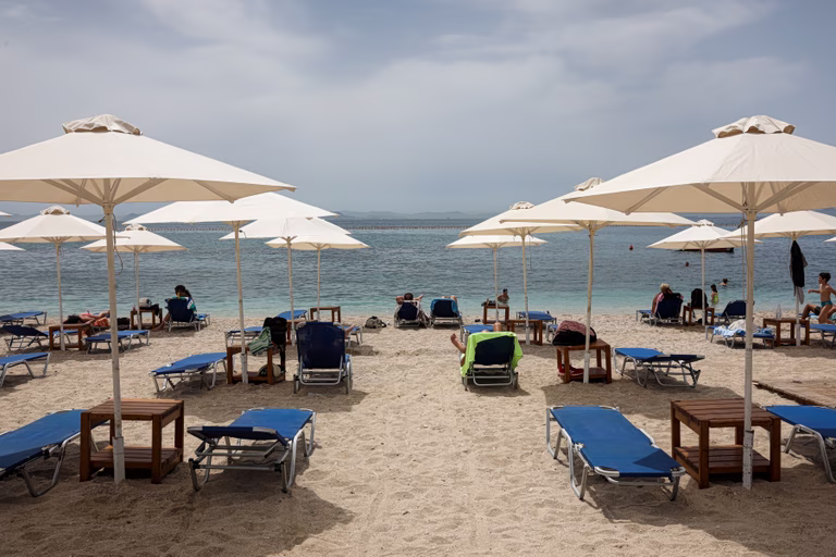 Κατάστημα χωρίς άδεια είχε εγκαταστήσει 200 ομπρέλες και 400 ξαπλώστρες σε παραλία στην Ανάβυσσο – Συνελήφθη 72χρονος