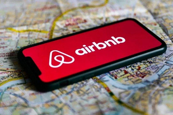 Airbnb στην Πλάκα: Η μάχη για το ιστορικό κέντρο επέστρεψε στο ΣτΕ