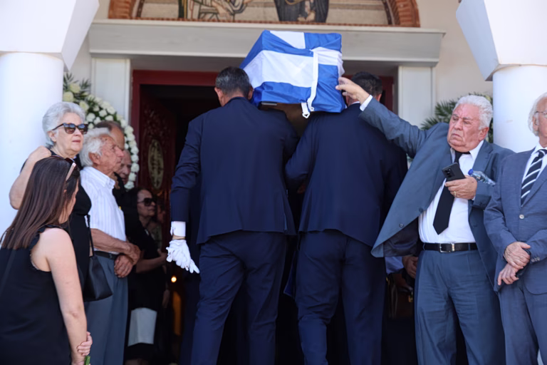Σε εξέλιξη η εξόδιος ακολουθία του Γιώργου Σουφλιά – Παρών Μητσοτάκης, Καραμανλής
