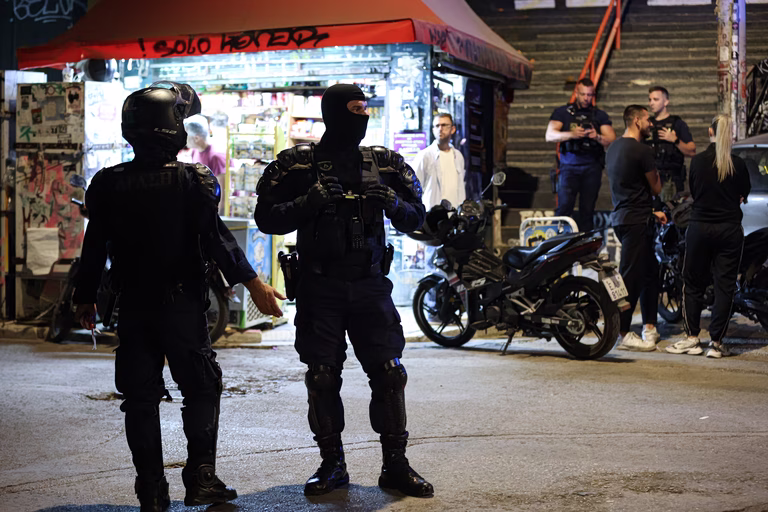 Δολοφονία στα Εξάρχεια: Ξεκαθάρισμα λογαριασμών βλέπουν οι Αρχές – Τραγική φιγούρα ο σκύλος του θύματος