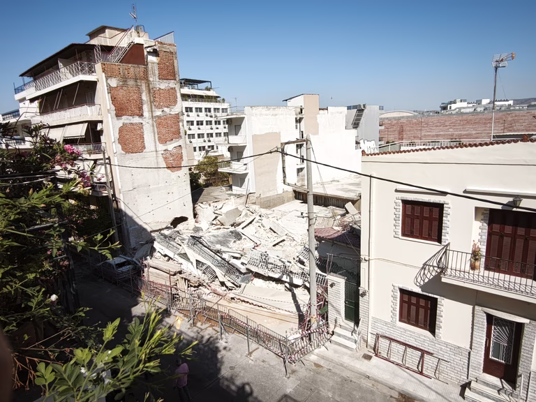 Πετράλωνα: Εισαγγελική έρευνα για την κατάρρευση της πολυκατοικίας – Ελεύθεροι οι 5 συλληφθέντες