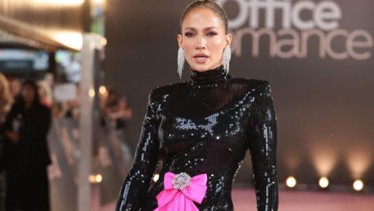 Jennifer Lopez: Μαγνήτισε τα βλέμματα στην πρεμιέρα της στο Λονδίνο με φούξια δημιουργία!