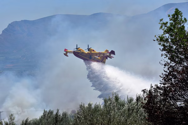Συναγερμός για φωτιά στη Ρόδο – Στη μάχη και 4 εναέρια μέσα