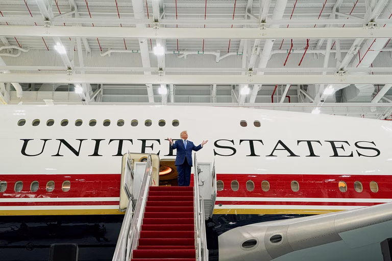 Παρουσιάζει το νέο Air Force One ο Ντόναλντ Τραμπ – «Ένας ιπτάμενος Λευκός Οίκος»