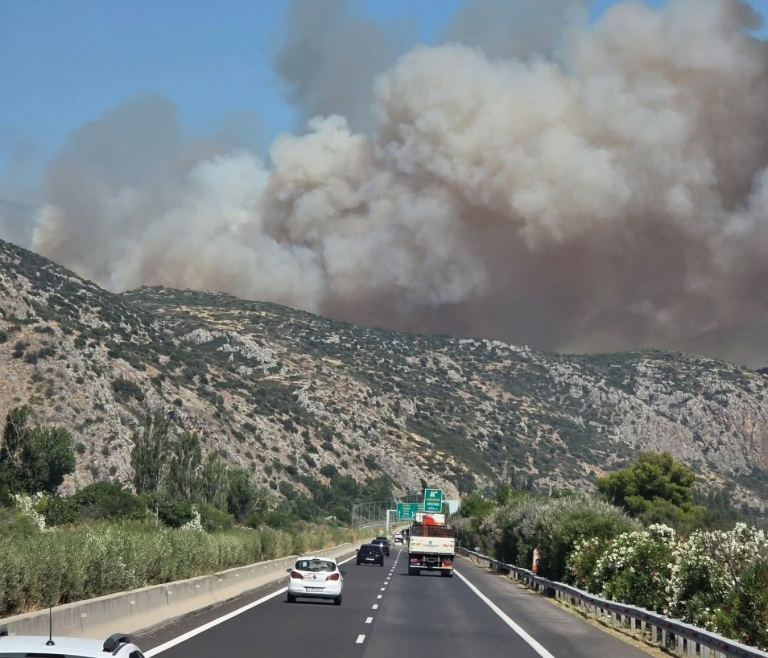 Μεγάλη φωτιά στο Ακραίφνιο Βοιωτίας – Έκλεισε η εθνική οδός – Επιχειρούν 14 εναέρια μέσα