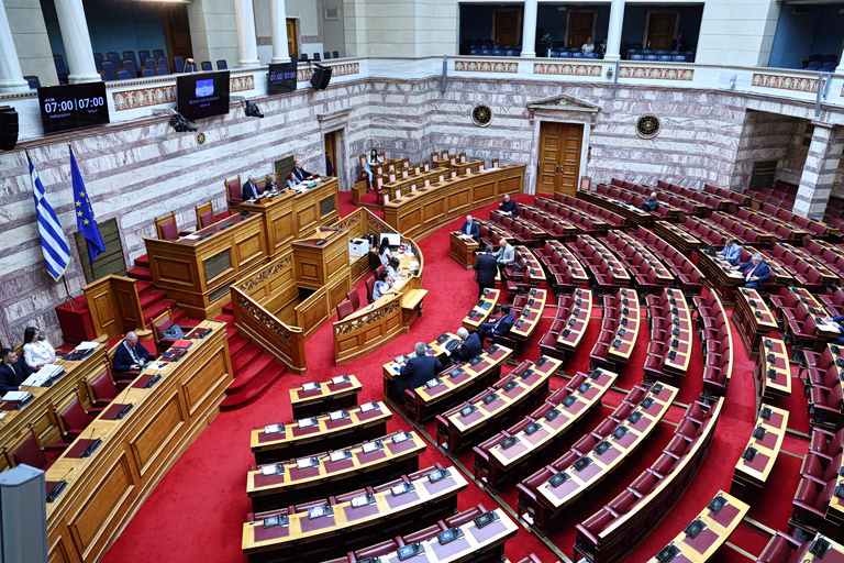 «Το «τζάμπα» αφορά τους συμβούλους της κυβέρνησης» – Πολιτική αντιπαράθεση για την οικονομία