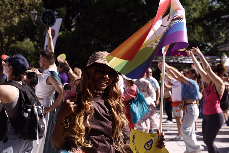 Σε ρυθμούς Athens Pride 2026 η Αθήνα: Σε εξέλιξη η Πορεία Υπερηφάνειας [βίντεο]