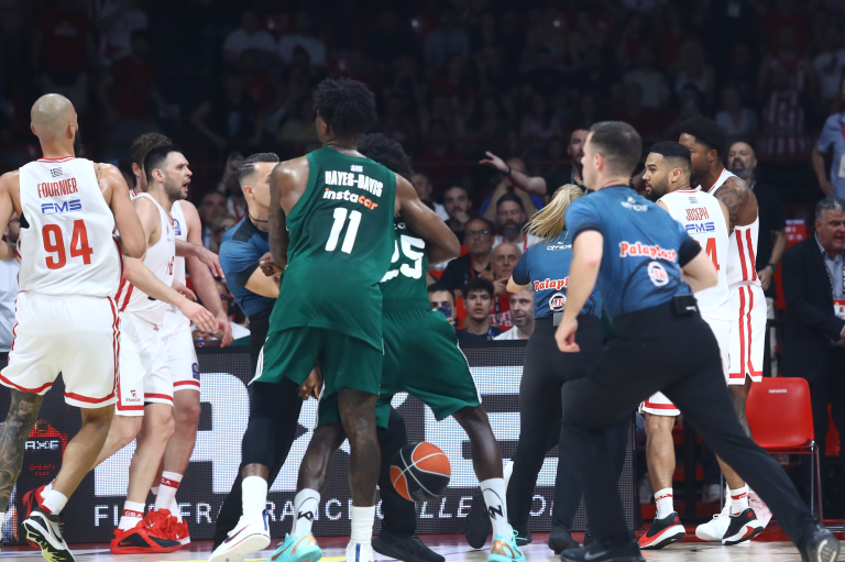 Χαμός με Ναν και Τζόουνς που ξέφυγαν και αποβλήθηκαν (vid)