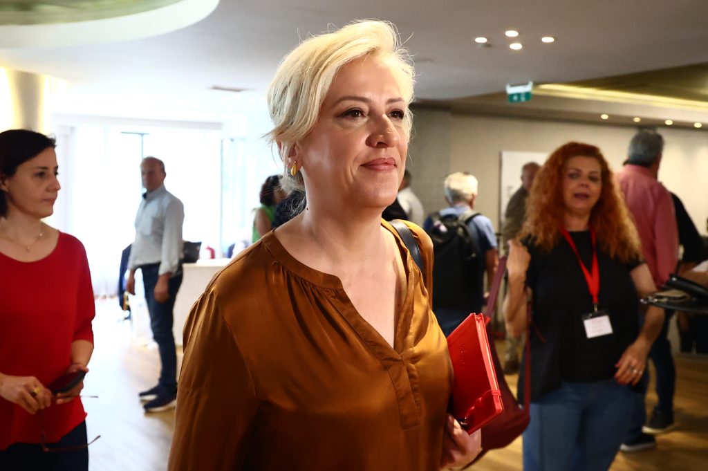 Ρένα Δούρου σε Σ. Φάμελλο: «Τελευταία ευκαιρία σήμερα να δεχτείς την τροπολογία, αλλιώς μας πετάτε στα σκυλιά»