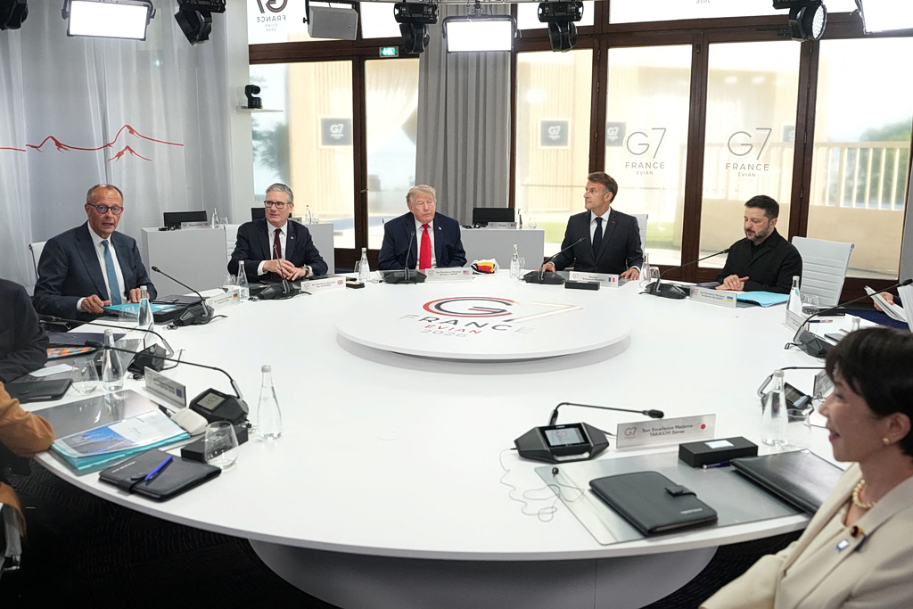 G7: Tο δώρο του Μερτς στον Τραμπ είχε άρωμα… από Μουντιάλ (pic)