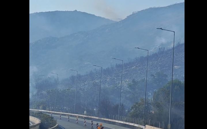 Σε ύφεση η φωτιά στο Ακραίφνιο – Άνοιξε η εθνική οδός