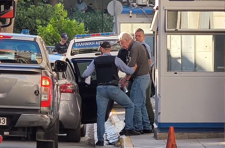 Γιωτόπουλος: Η έξοδος με χειροπέδες από τη ΓΑΔΑ – Οδηγείται στην Εισαγγελία Εφετών Πειραιά