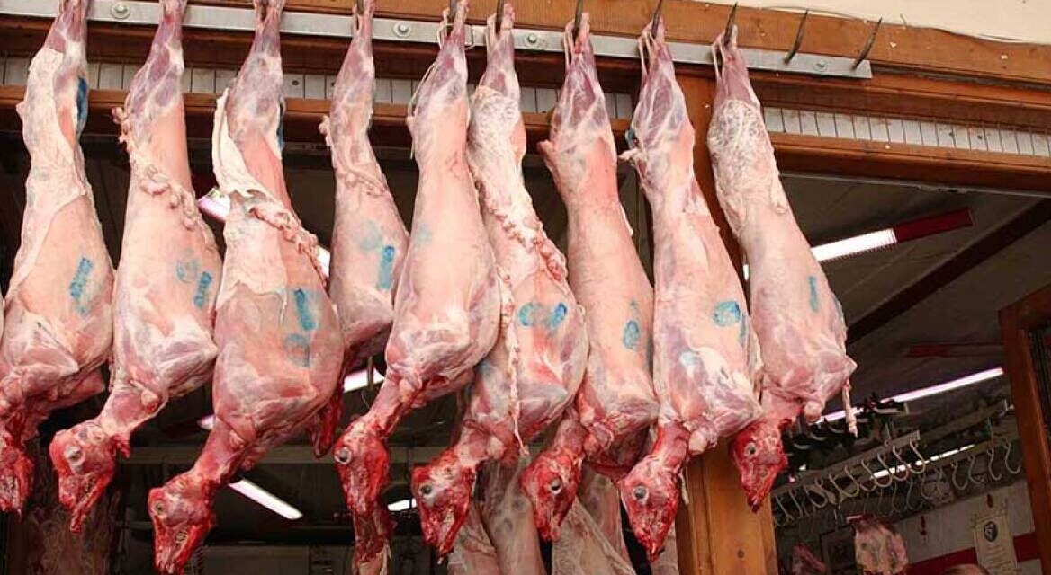 Η Περιφέρεια "ανακάλυψε", ότι τα ζώα πρέπει να σφάζονται στα σφαγεία!